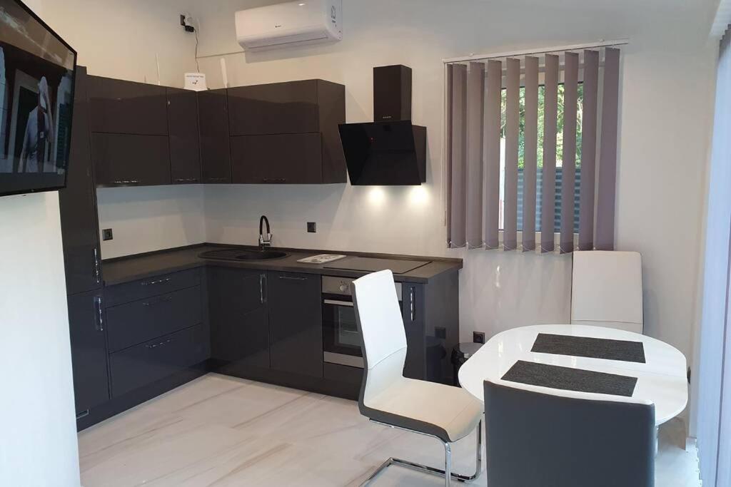 Beautiful House With Large Terrace And Jacuzzi Hébergement de vacances Bakarac
