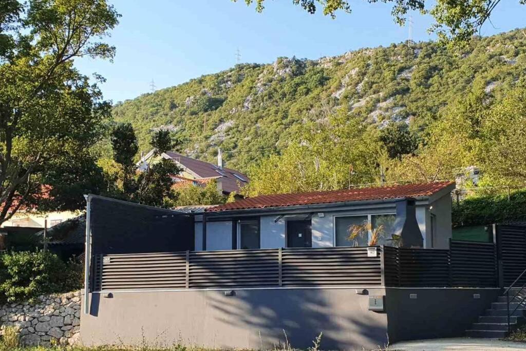 Hébergement de vacances Beautiful House With Large Terrace And Jacuzzi Bakarac