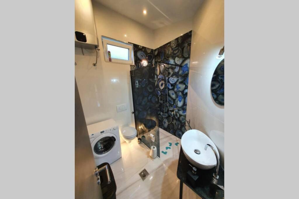 Beautiful House With Large Terrace And Jacuzzi Hébergement de vacances Bakarac